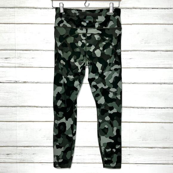 Athleta Lightning Green Camo 7/8 Tight Athletic Leggings Size Small - Picture 3 of 15